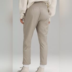 Lululemon Dance Studio crop jogger in Bone SZ 4